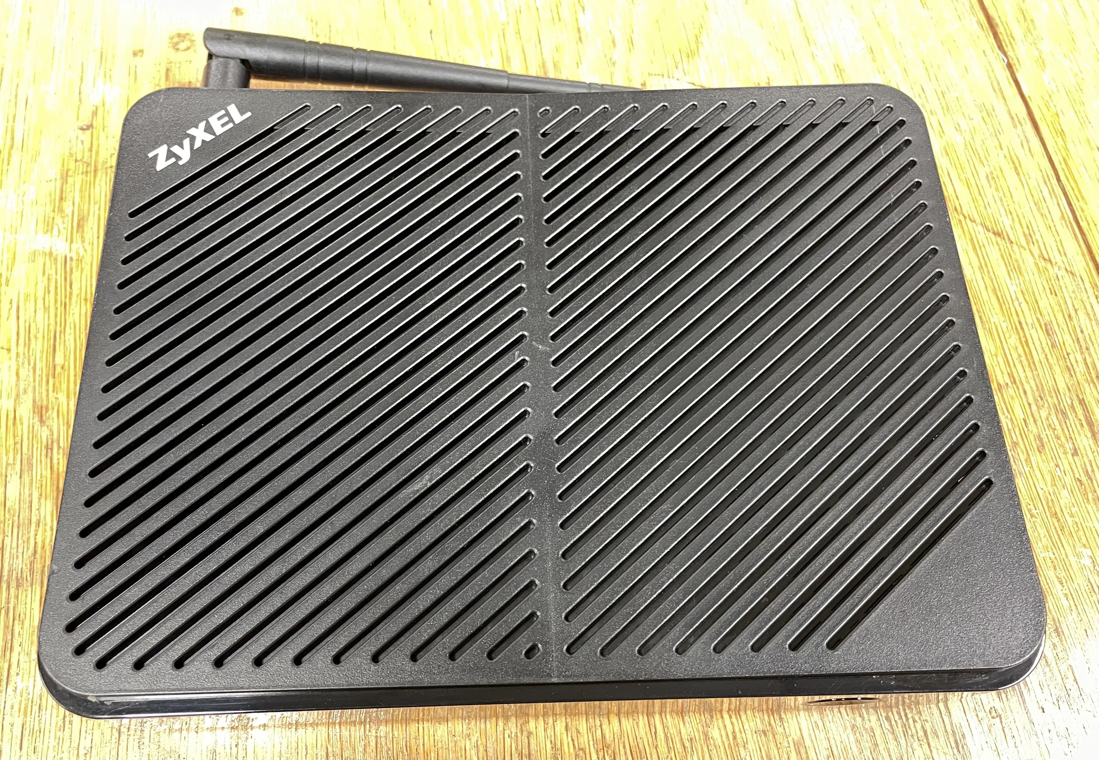 Zyxel VMG4381-B10A alternate port view