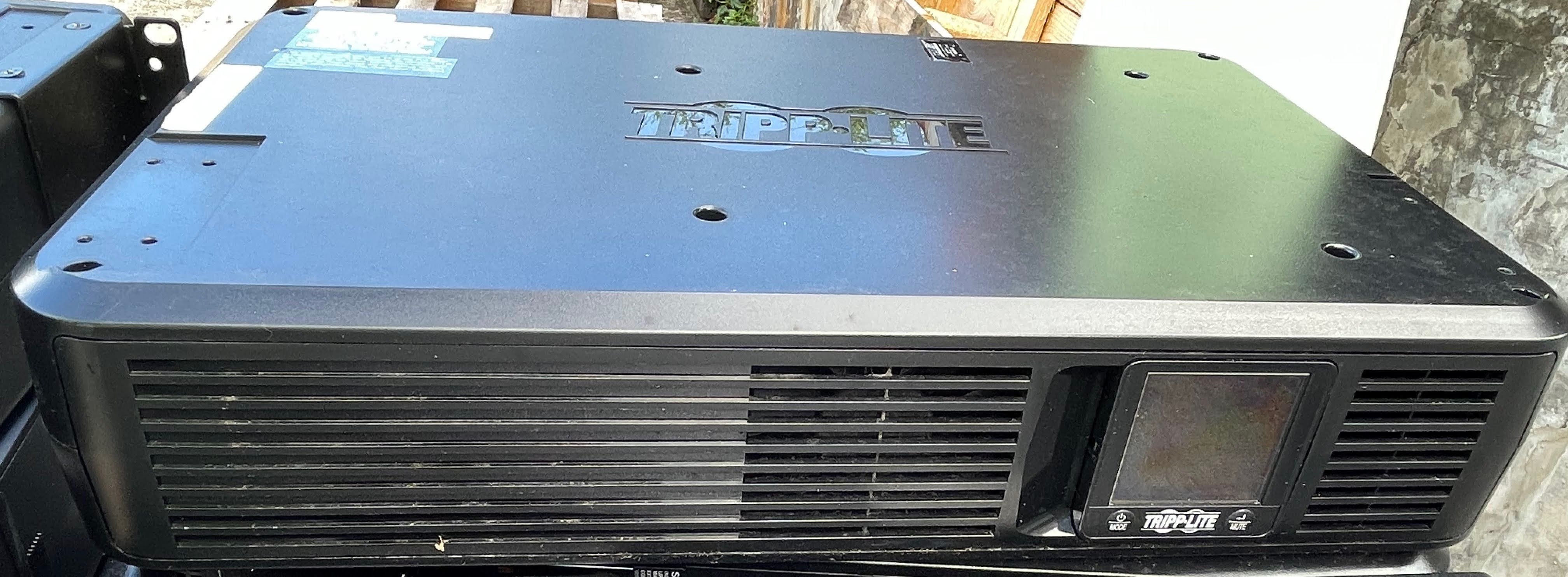 Tripp Lite SMART1500LCDXL outlet view