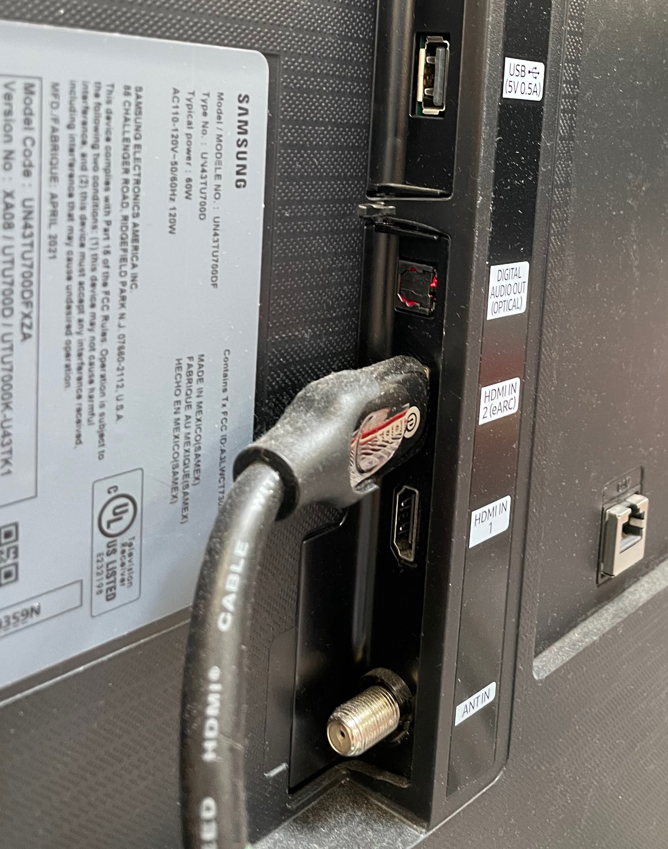 Samsung UN43TU700DFXZA port view 3