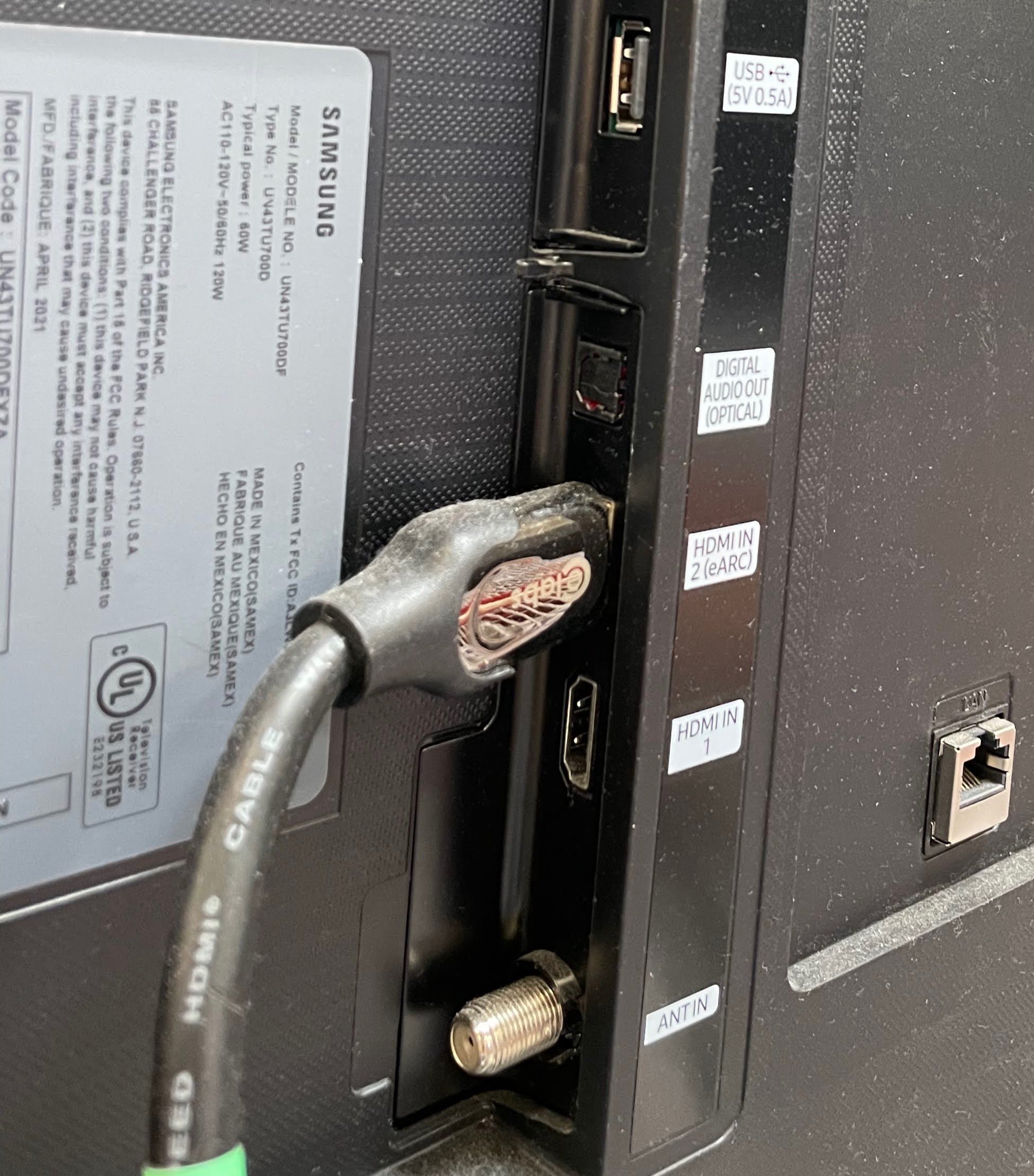 Samsung UN43TU700DFXZA port view 4