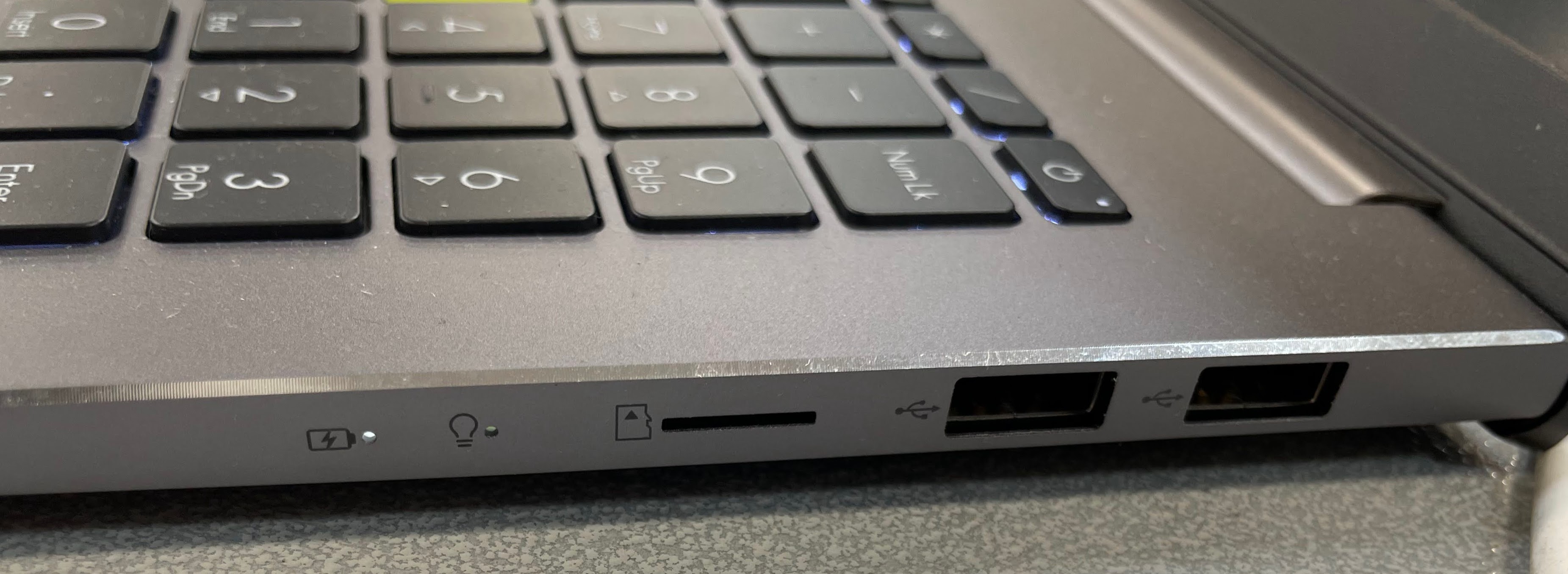 ASUS S533EA-SB71 alternate port view