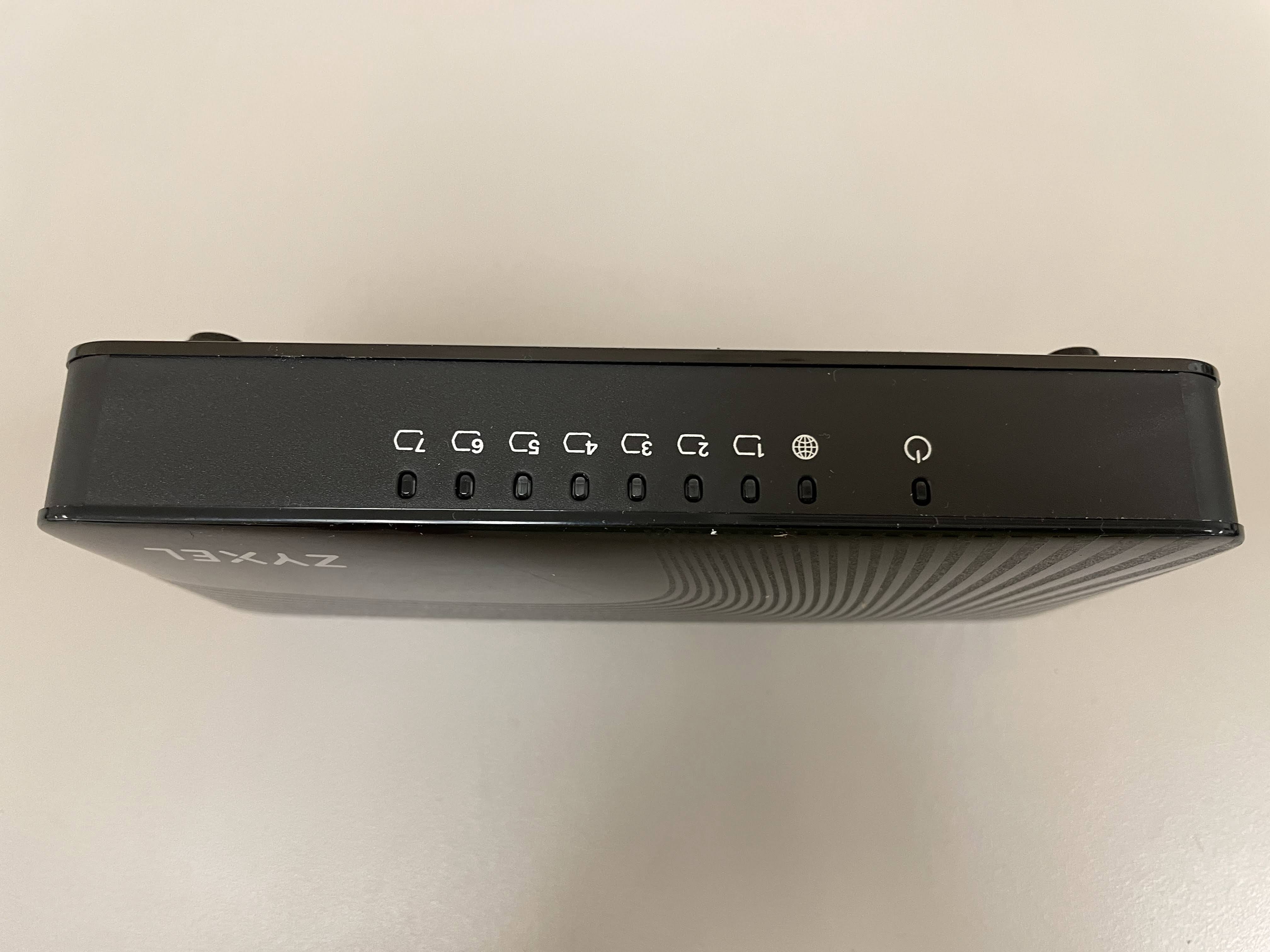 Zyxel GS-108I lights alternate view